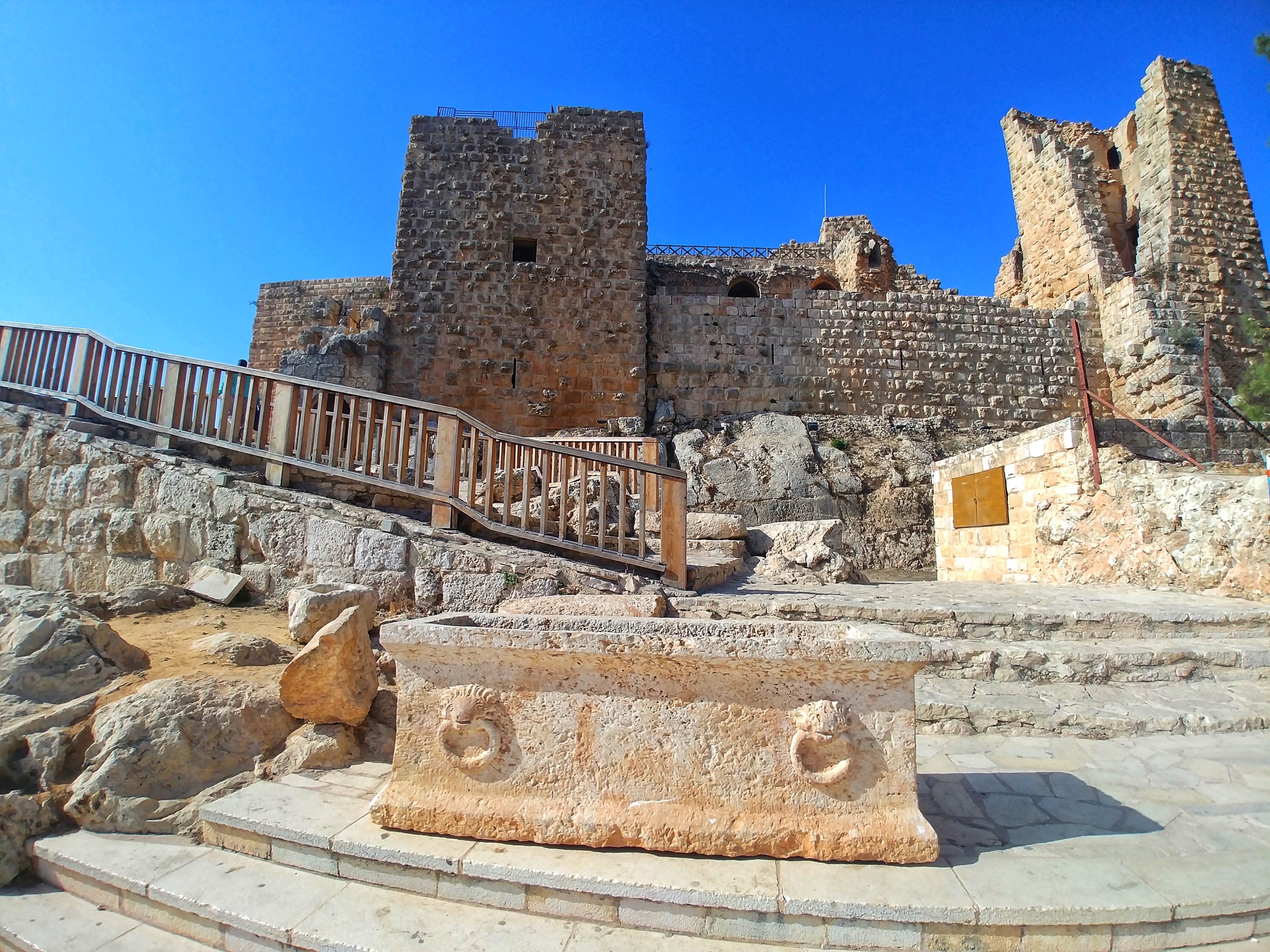 Il castello medievale musulmano di Ajloun tra le colline verdi del nord della Giordania