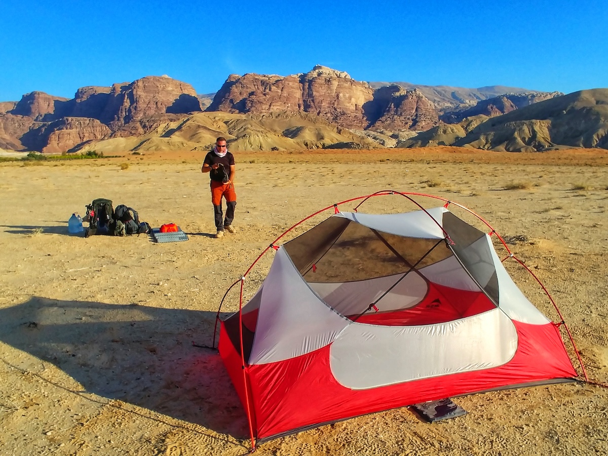 La tenda di Laura e Marco nel deserto giordano durante una notte del Jordan Trail