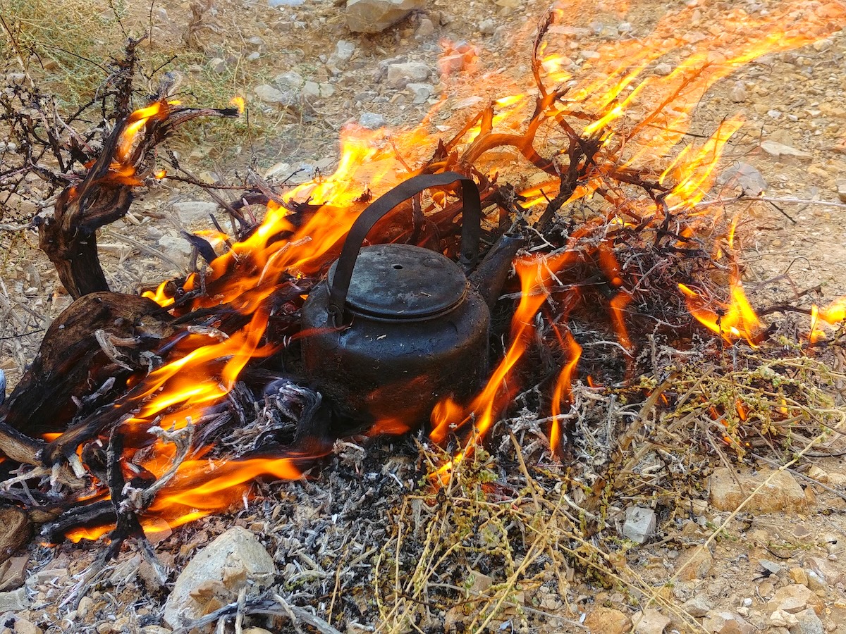 Fuoco di bivacco con teiera beduina durante le notti del Jordan Trail di Laura e Marco