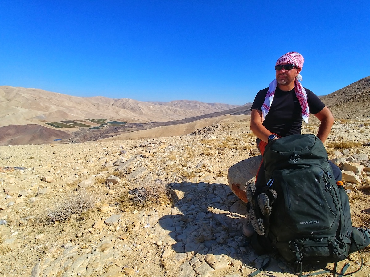 Laura con lo zaino in spalla nel deserto meridionale della Giordania durante il Jordan Trail