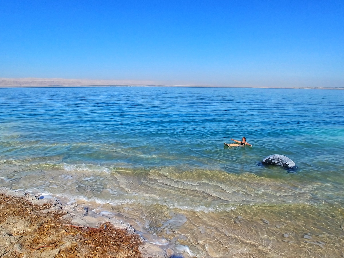 La riva del Mar Morto in Giordania, tappa di riposo durante il Jordan Trail di Laura e Marco