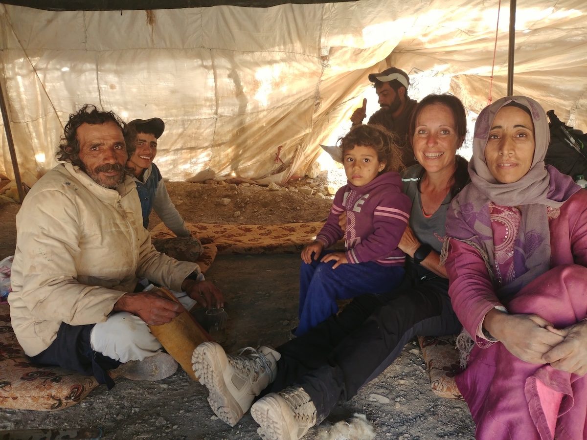 Laura ospite nella tenda di una famiglia beduina durante il Jordan Trail in Giordania
