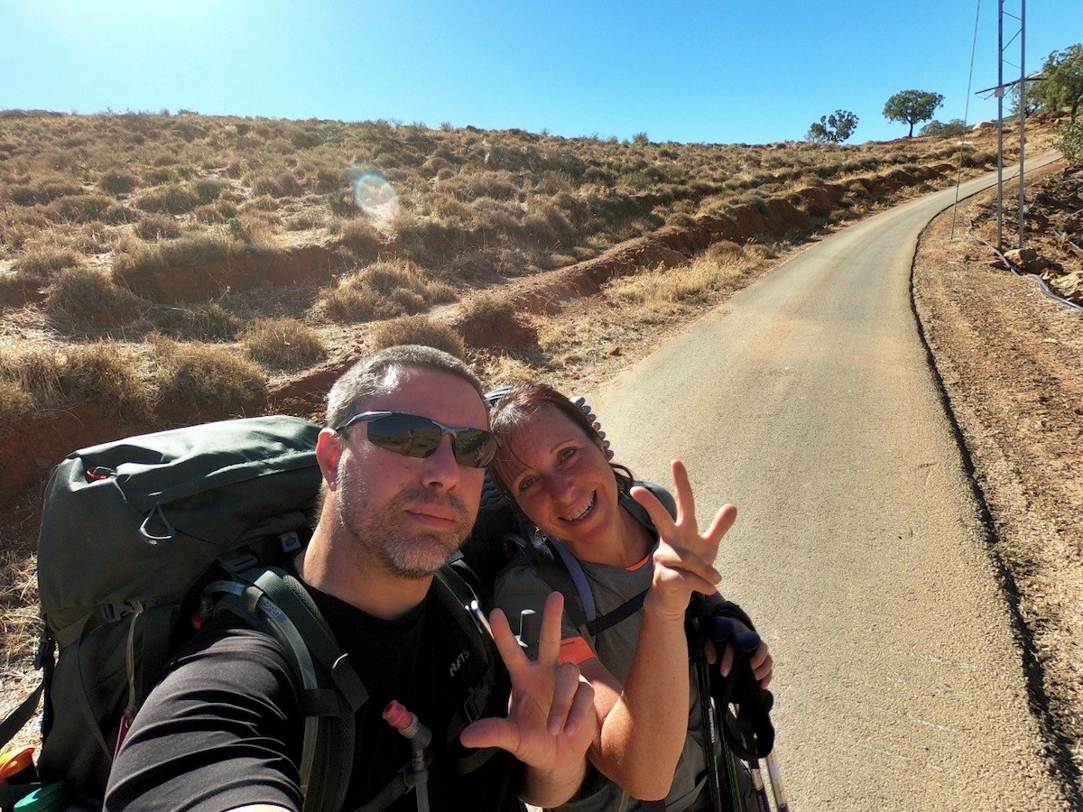 Laura e Marco percorrono una strada nel deserto giordano durante il Jordan Trail
