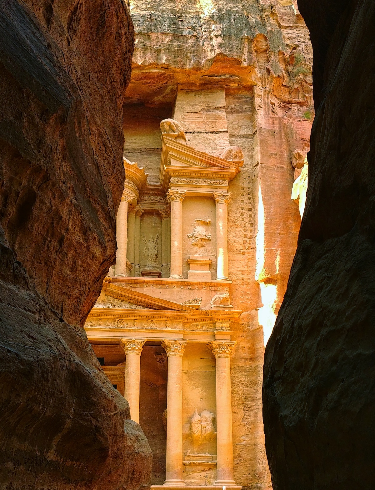 Il Tesoro di Petra, monumento nabateo scolpito nella roccia rosa, meta del Jordan Trail di Laura