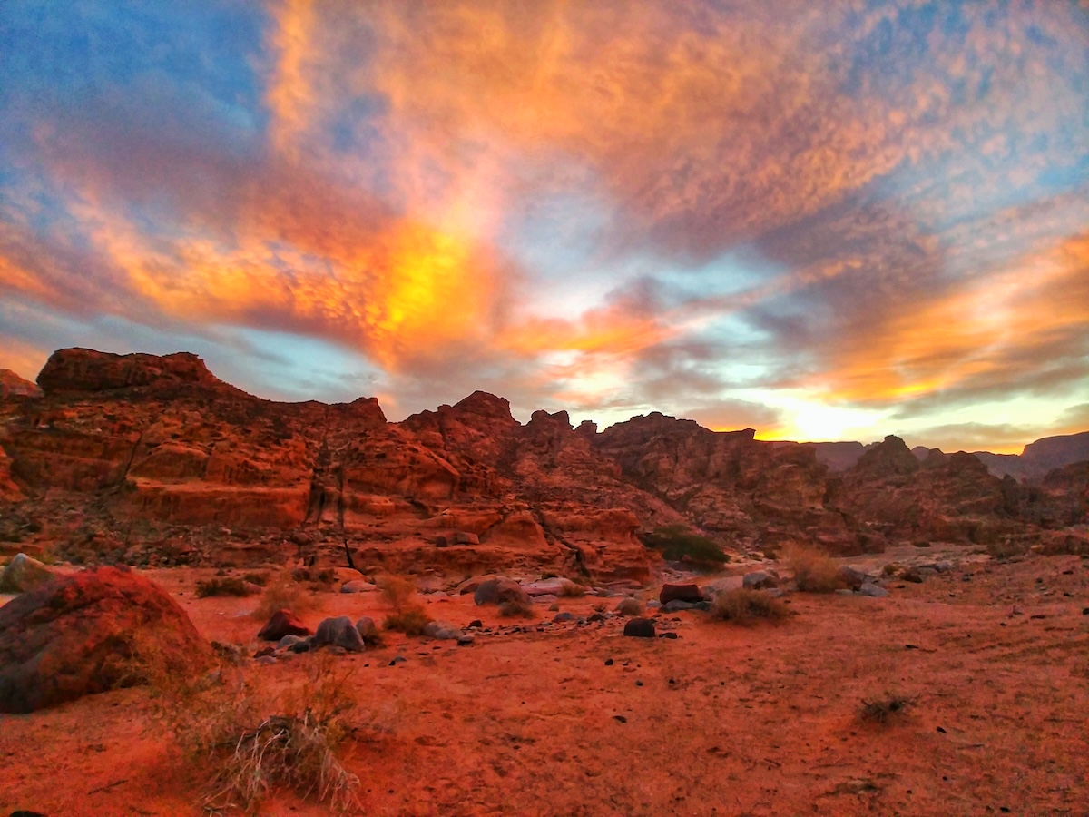 Tramonto infuocato nel deserto di Wadi Rum durante il Jordan Trail di Laura e Marco