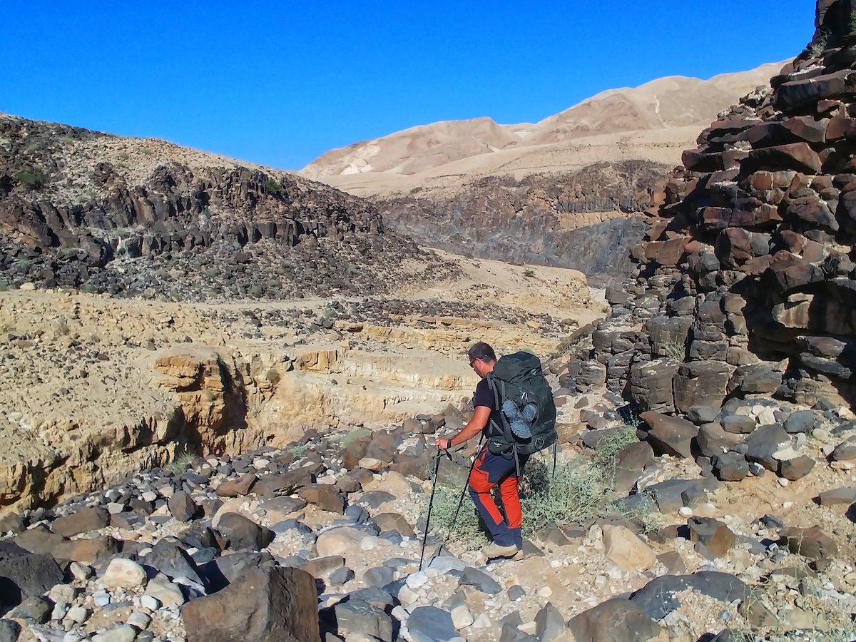 Paesaggio di rocce nere e montagne aride nel tratto meridionale del Jordan Trail